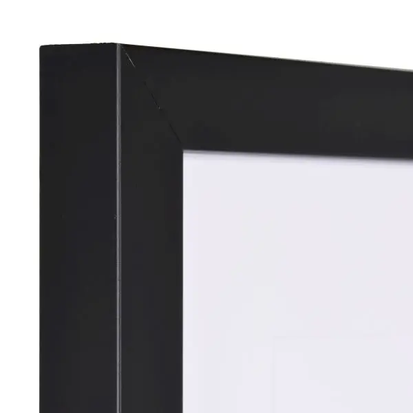 Vista de la esquina de un marco de fotos negro con superficie cerrada y lisa y perfil cúbico