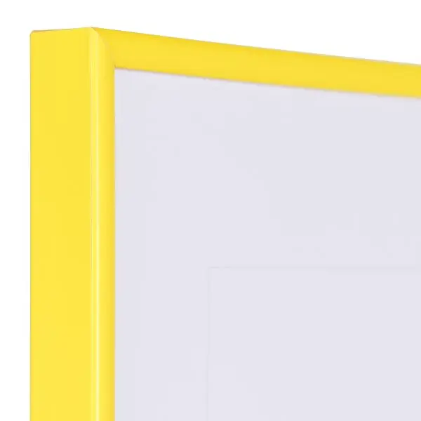 Vista de la esquina de un marco de plástico amarillo y estrecho con perfil semirredondo