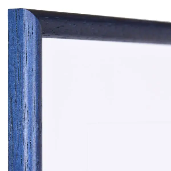 Vista de la esquina de un marco de madera azul clásico, de poro abierto, con un perfil semicircular estrecho