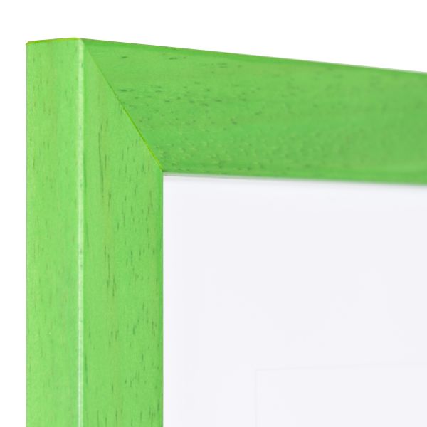 Vista de la esquina de un marco de fotos verde con estructura de madera visible, superficie lisa y perfil angular sencillo
