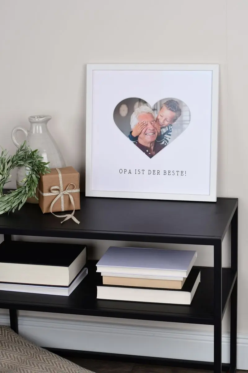 Marco de fotos 30x30 en blanco con apertura en forma de corazón para el abuelo en un ambiente de hogar