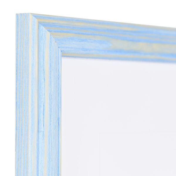 Vista de la esquina de un marco de madera azul pastel de estilo rústico, con una curvatura aplanada y un borde exterior elevado.