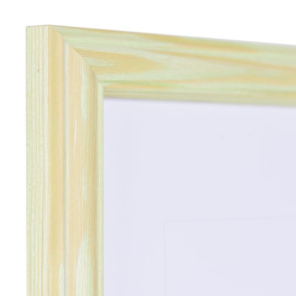 Vista de la esquina de un marco de madera verde pastel de estilo rústico, con una curvatura aplanada y un borde exterior elevado.
