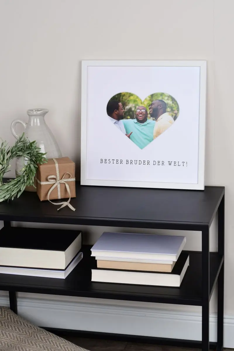 Marco de fotos 30x30 en blanco con paspartú de corazón para el mejor hermano del mundo en ambiente del hogar