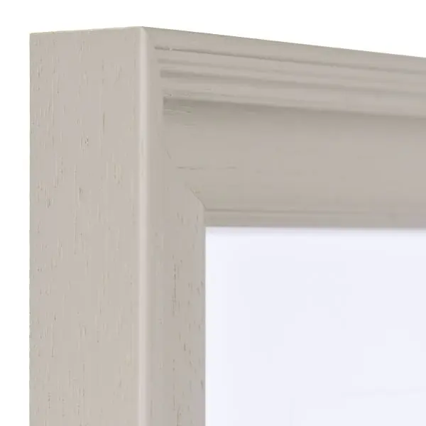 Vista de la esquina de un marco de madera marrón claro