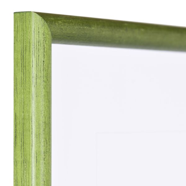 Vista de la esquina de un marco de madera clásico de poro abierto en color verde abeto con perfil semicircular estrecho
