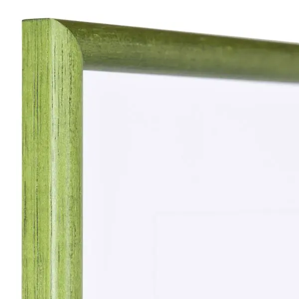 Vista de la esquina de un marco de madera clásico de poro abierto en color verde abeto con perfil semicircular estrecho