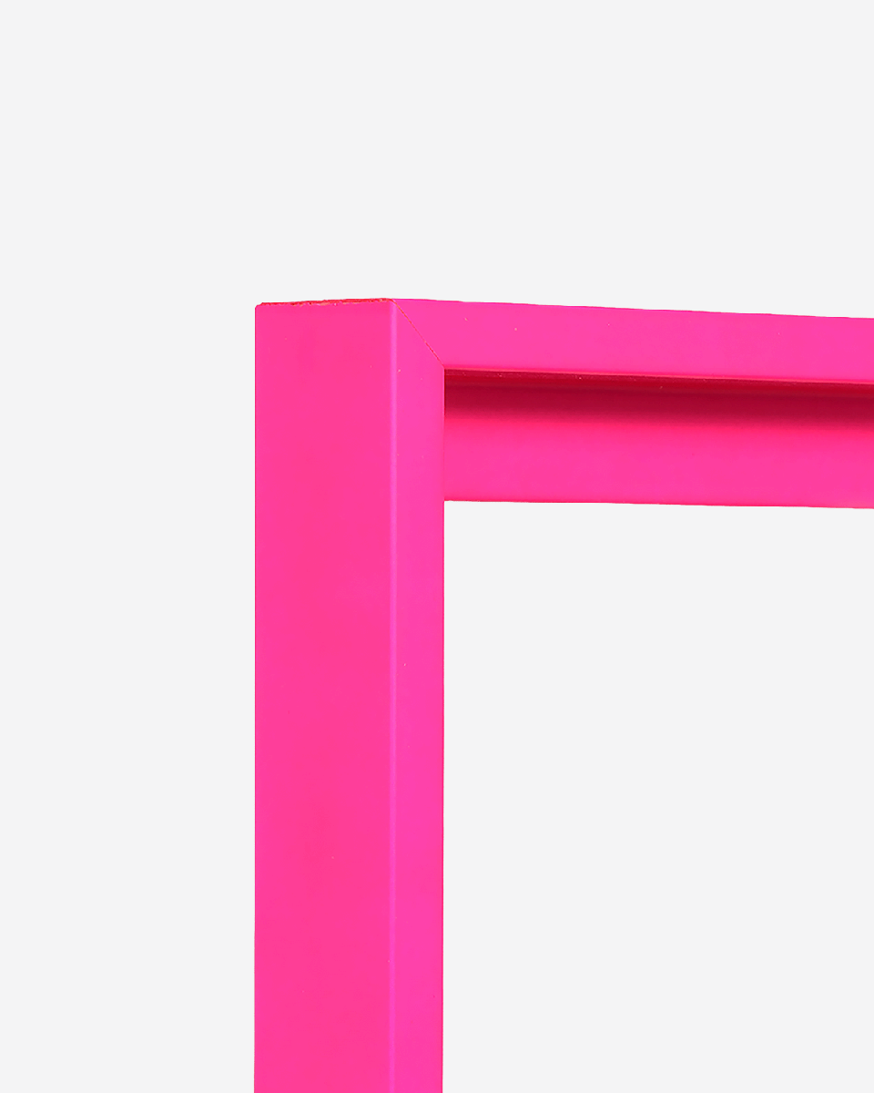 Vista de la esquina de un marco flotante en rosa neón para lienzos