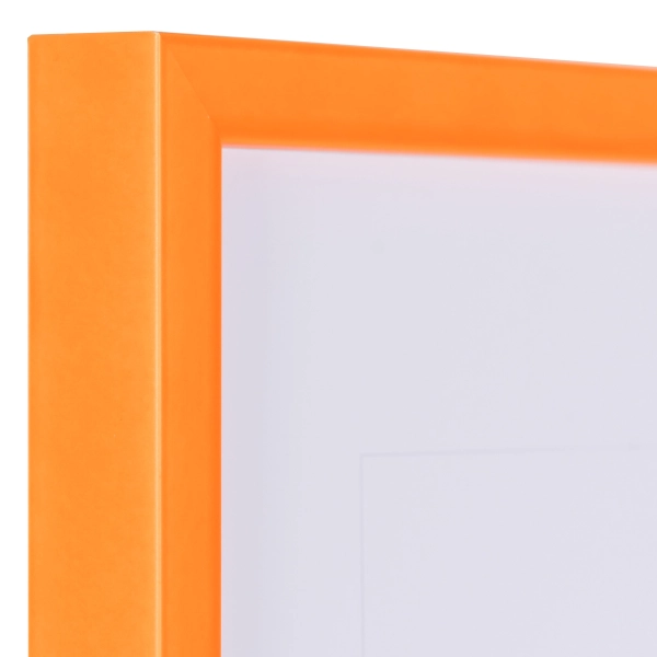 Vista de la esquina de un marco de fotos de madera naranja neón