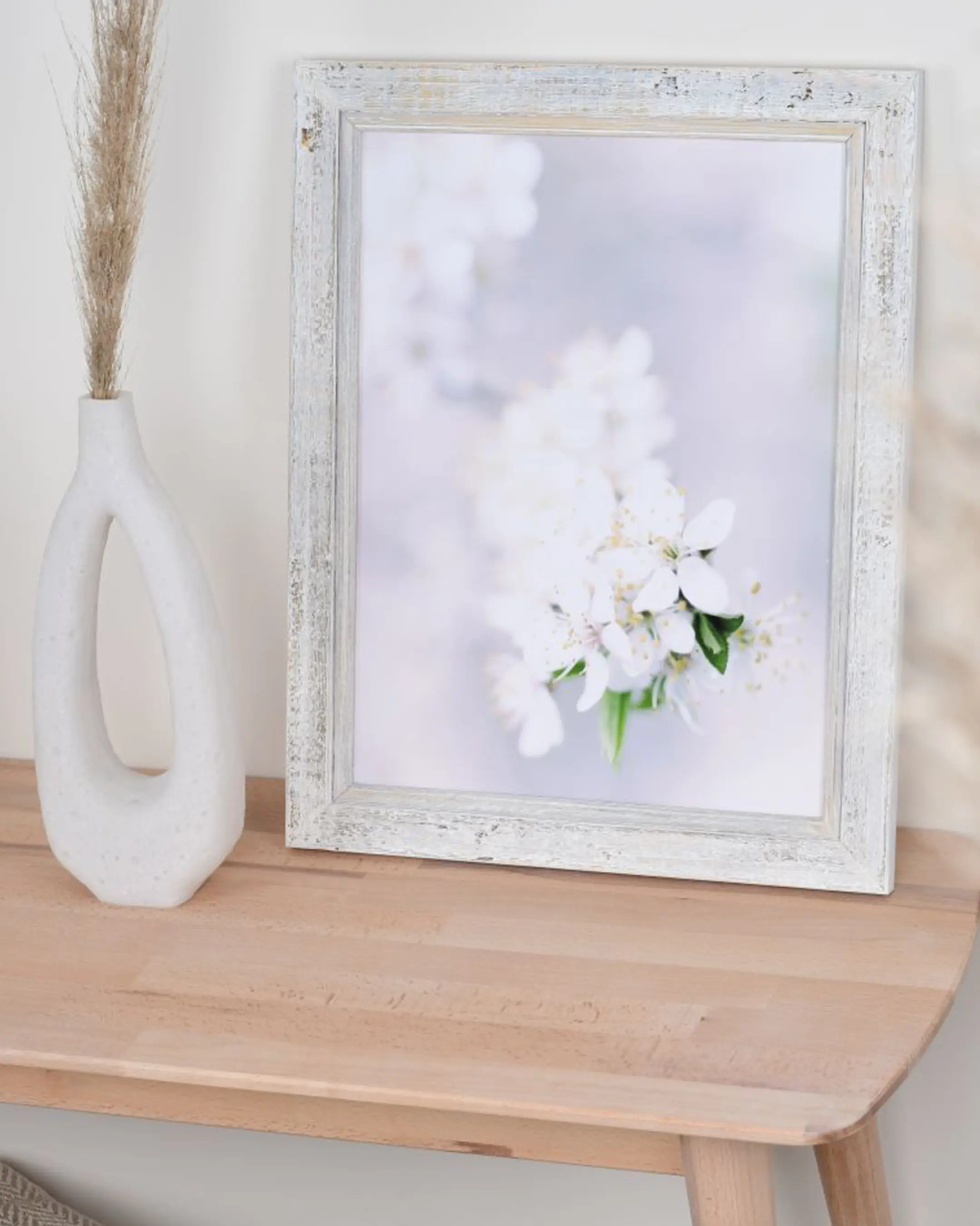 Marco vintage de madera Insa blanco en un interior