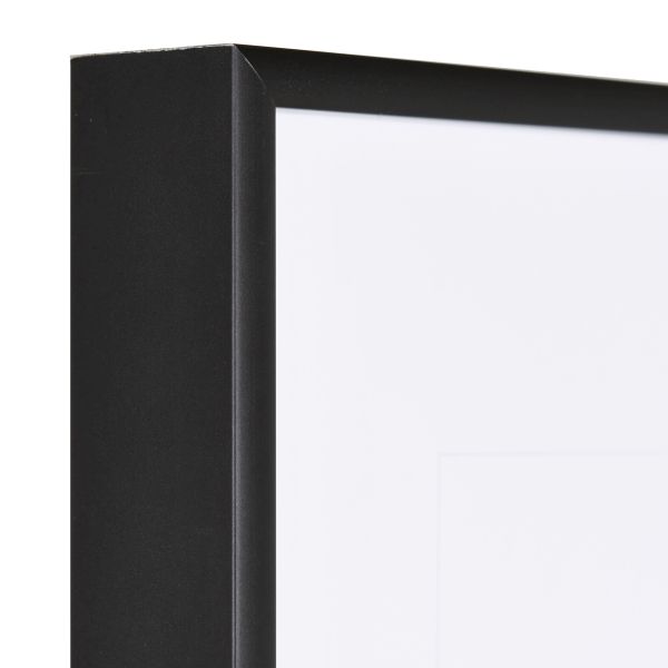 Vista de la esquina de un marco de aluminio negro, muy robusto, con sistema de unión de esquinas patentado