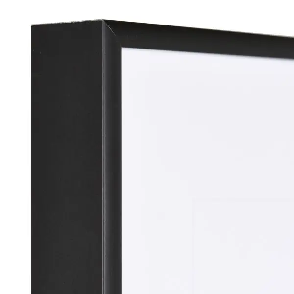 Vista de la esquina de un marco de aluminio negro, muy robusto, con sistema de unión de esquinas patentado