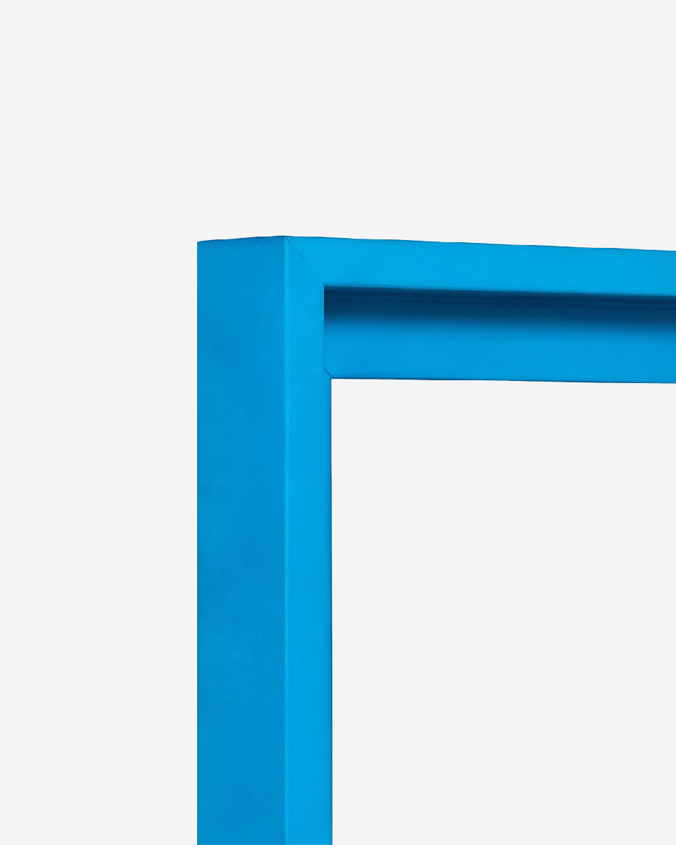 Vista de la esquina de un marco flotante en azul neón para lienzos