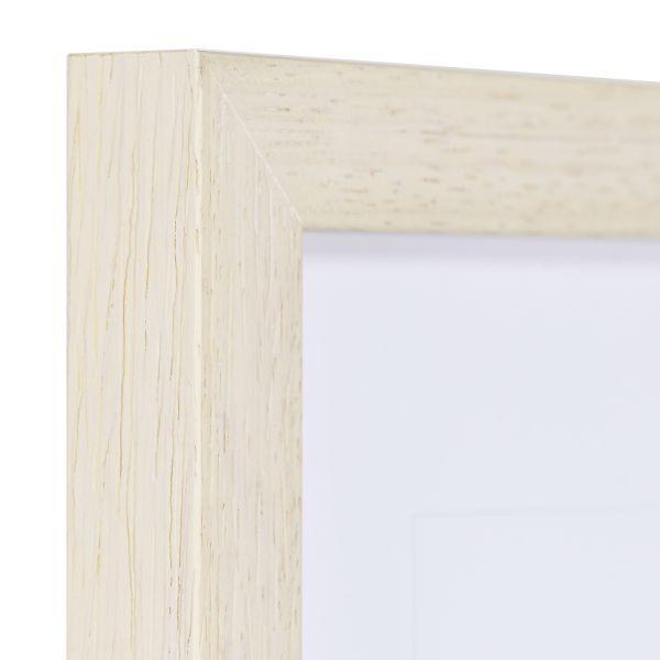 Vista de la esquina de un marco de madera cuadrado, moderno y blanco, con su estructura de madera visible
