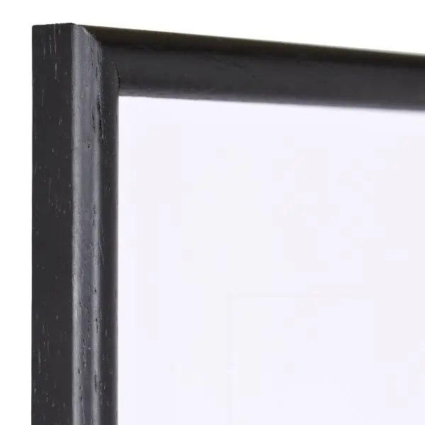 Vista de la esquina de un marco de madera negro clásico, de poro abierto, con perfil semicircular estrecho