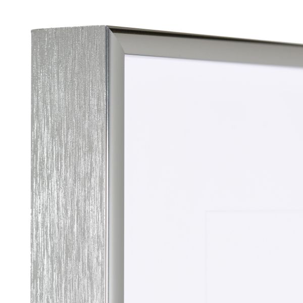 Vista de la esquina de un marco de aluminio de plata antigua, muy robusto, con un sistema de conexión de esquinas patentado.