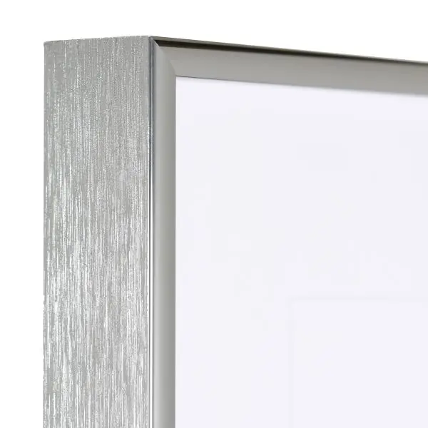 Vista de la esquina de un marco de aluminio de plata antigua, muy robusto, con un sistema de conexión de esquinas patentado.