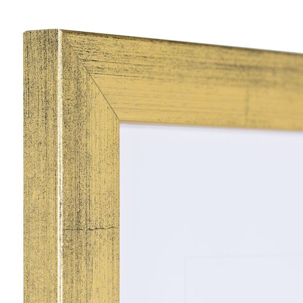 Vista de la esquina de un marco dorado con estructura de madera visible, superficie lisa y perfil angular y sencillo.