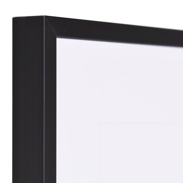 Vista de la esquina de un marco de aluminio negro anodizado mate