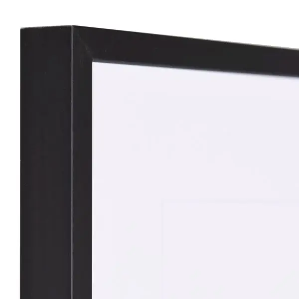 Vista de la esquina de un marco de aluminio negro anodizado mate