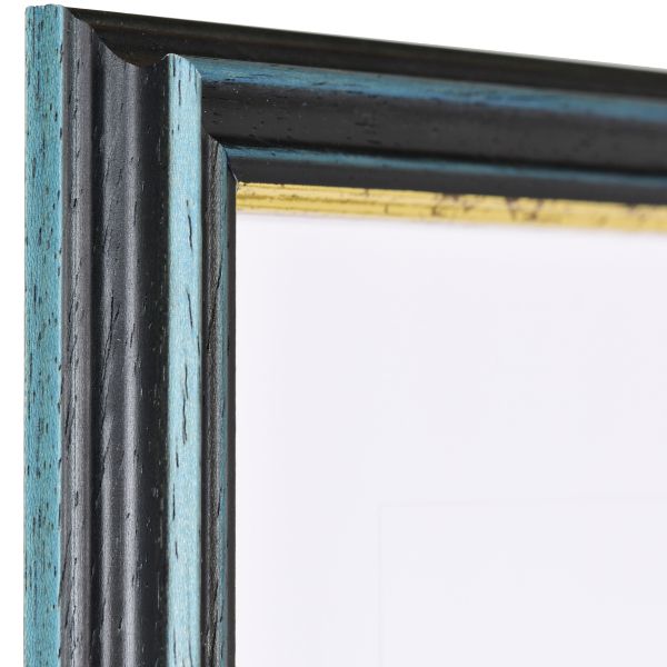Vista de la esquina de un marco de madera en color azul
