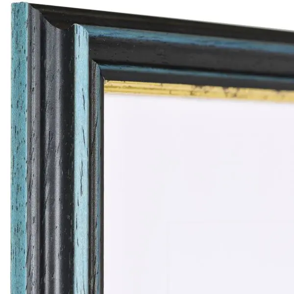 Vista de la esquina de un marco de madera en color azul