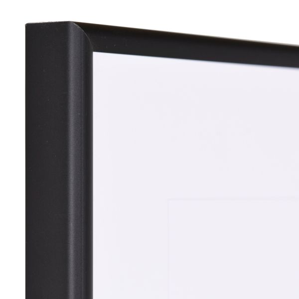 Vista de la esquina de un marco negro y moderno de aluminio anodizado con perfil semicircular robusto