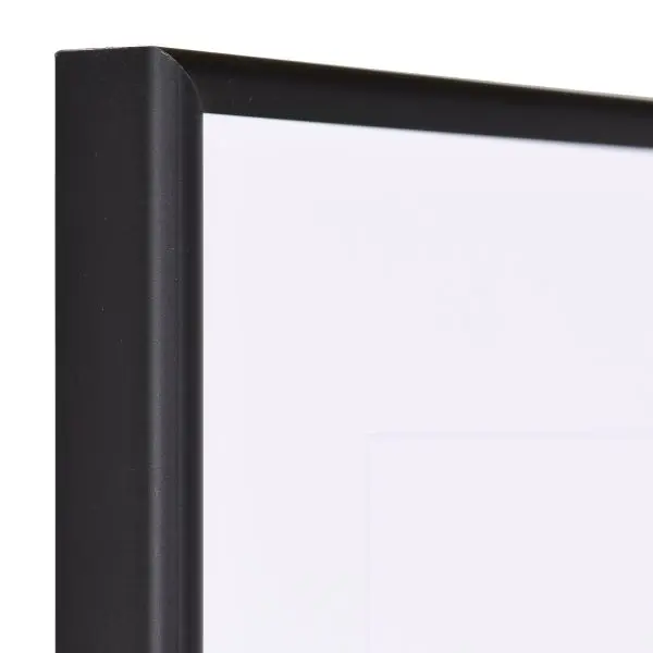 Vista de la esquina de un marco negro y moderno de aluminio anodizado con perfil semicircular robusto