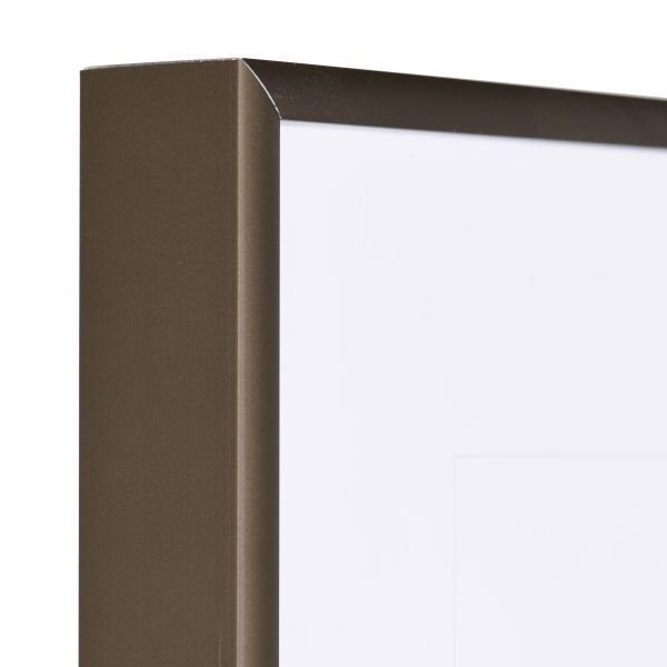 Vista de la esquina de un marco de aluminio color bronce, muy estable, con un sistema patentado de unión de esquinas.