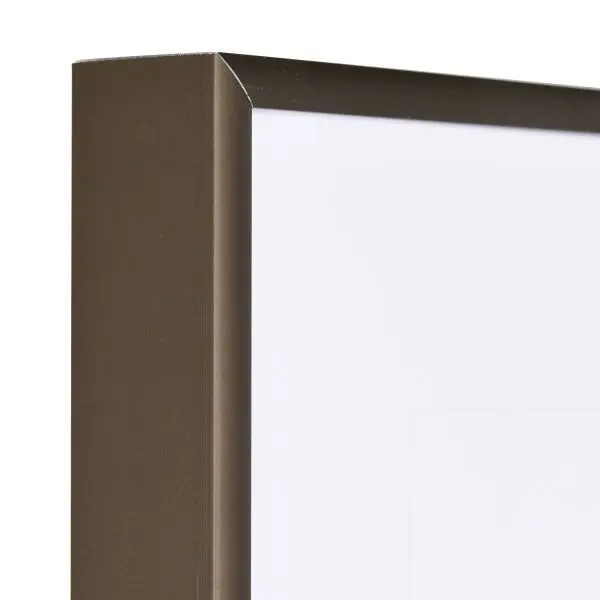 Vista de la esquina de un marco de aluminio color bronce, muy estable, con un sistema patentado de unión de esquinas.