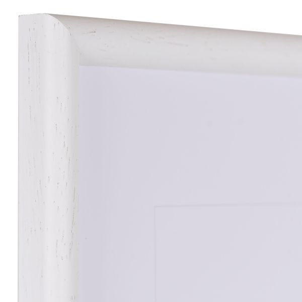 Vista de la esquina de un marco de madera blanco clásico, de poro abierto, con perfil semicircular estrecho.
