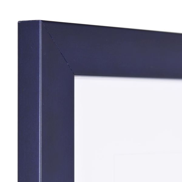 Vista de la esquina de un marco de fotos azul con estructura de madera visible, superficie lisa y perfil angular y sencillo.