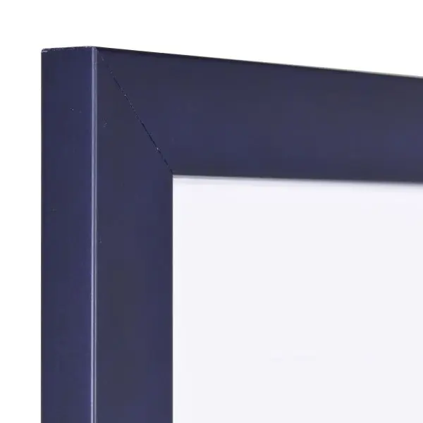 Vista de la esquina de un marco de fotos azul con estructura de madera visible, superficie lisa y perfil angular y sencillo.