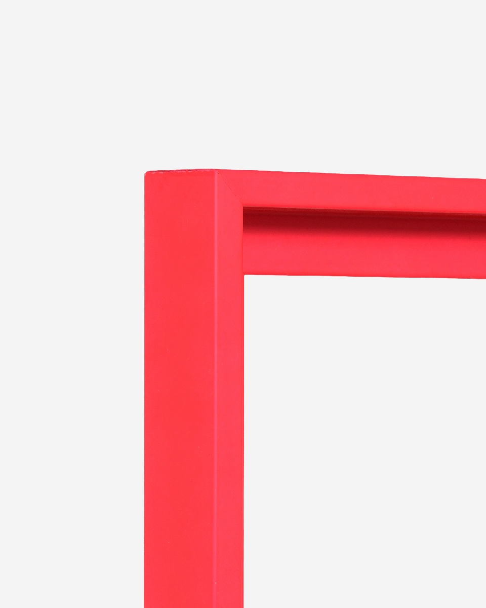 Vista de la esquina de un marco flotante en rojo neón para lienzos