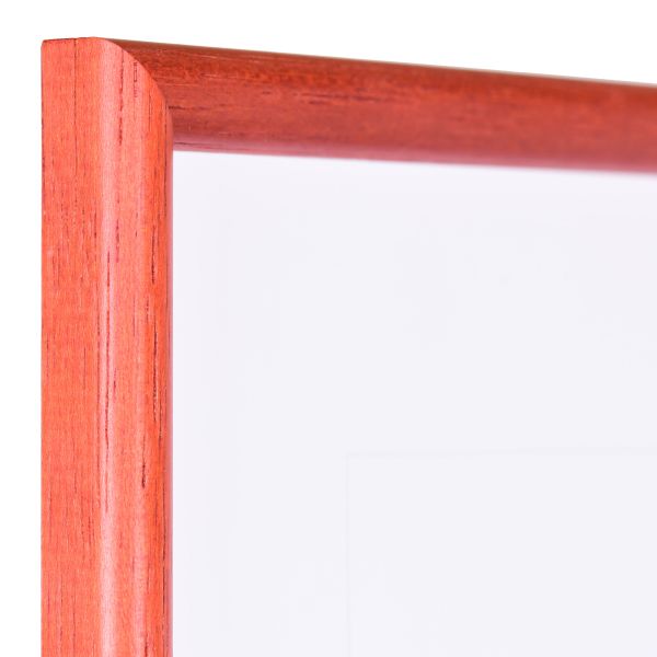 Vista de la esquina de un marco de madera clásico, de poro abierto, rojo, con perfil semicircular estrecho