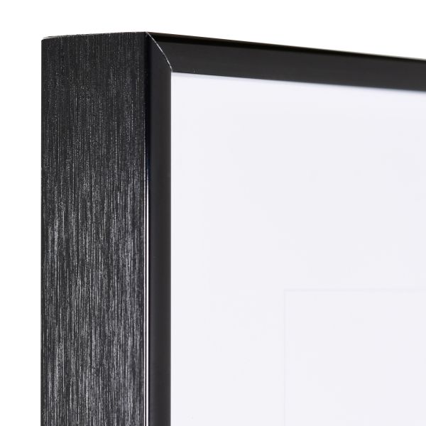 Vista de la esquina de un marco de aluminio negro, muy estable, con sistema de unión de esquinas patentado