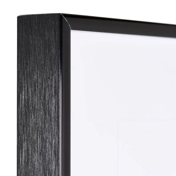 Vista de la esquina de un marco de aluminio negro, muy estable, con sistema de unión de esquinas patentado