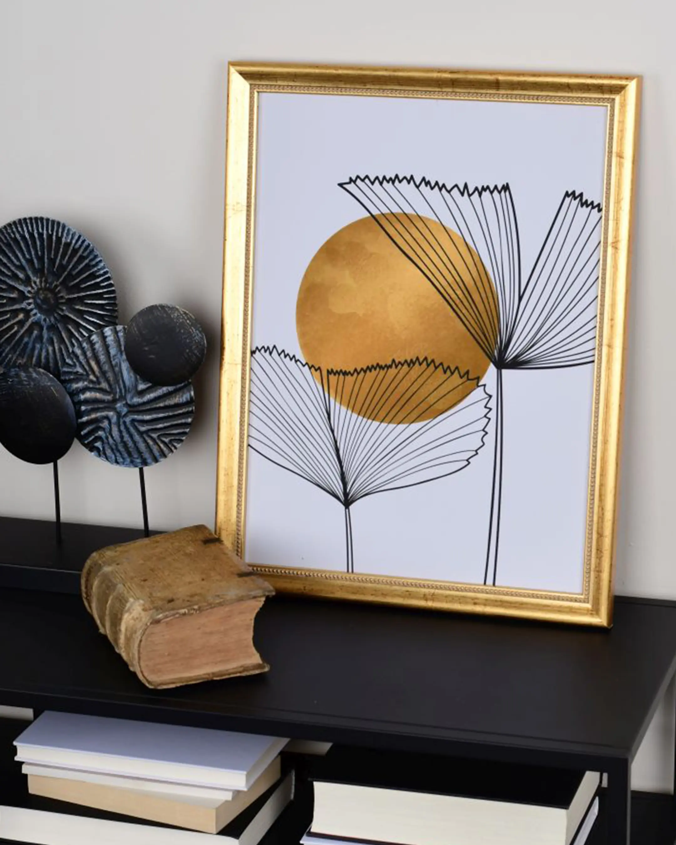 Marco barroco de madera Pia oro en un interior