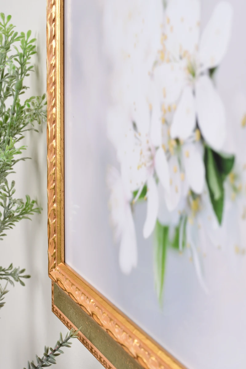 Primer plano de marco de fotos de madera Olivia en plata en un ambiente de salón.
