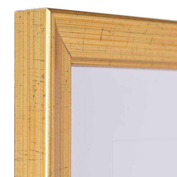 Vista de la esquina de un marco de madera clásico en color oro viejo con cepillado longitudinal, superficie lisa, moldura cóncava y un canto interior acanalado.