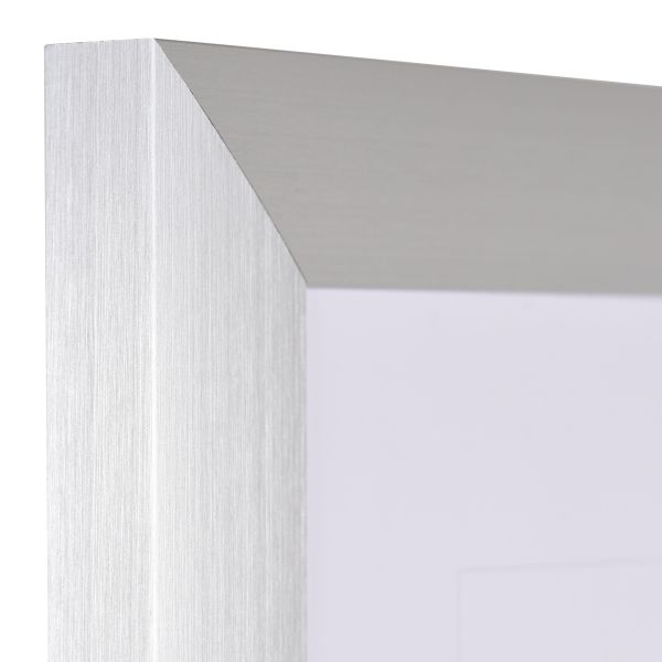 Vista de la esquina de un marco de aluminio en color plata