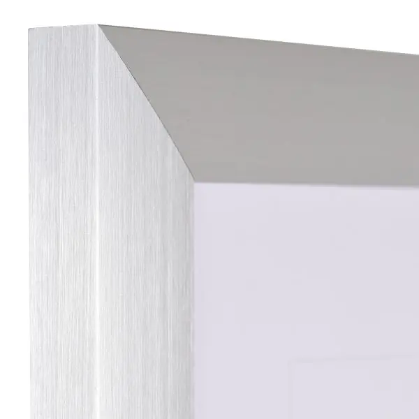Vista de la esquina de un marco de aluminio en color plata