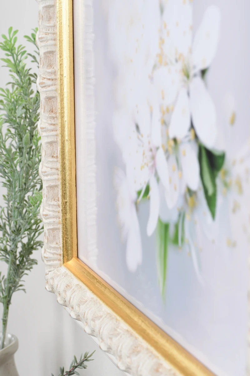 Primer plano de marco de fotos de madera Victoria en blanco en un ambiente del hogar.
