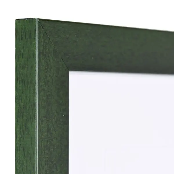 Vista de la esquina de un marco de fotos verde abeto con estructura de madera visible, superficie lisa y perfil angular y sencillo.