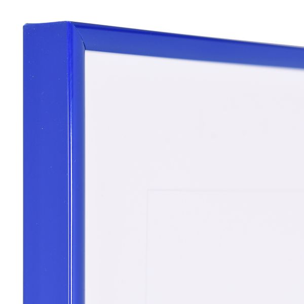 Vista de la esquina de un marco de plástico azul y estrecho con perfil semirredondo