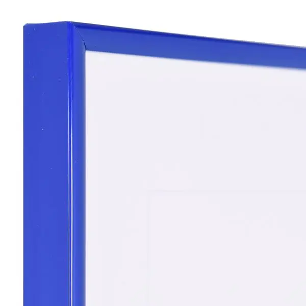 Vista de la esquina de un marco de plástico azul y estrecho con perfil semirredondo