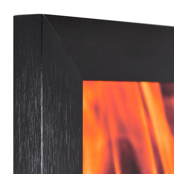 Vista de la esquina de un marco ignífugo negro, de aluminio inoxidable cepillado longitudinalmente