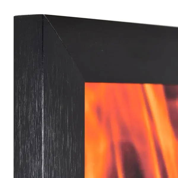 Vista de la esquina de un marco ignífugo negro, de aluminio inoxidable cepillado longitudinalmente