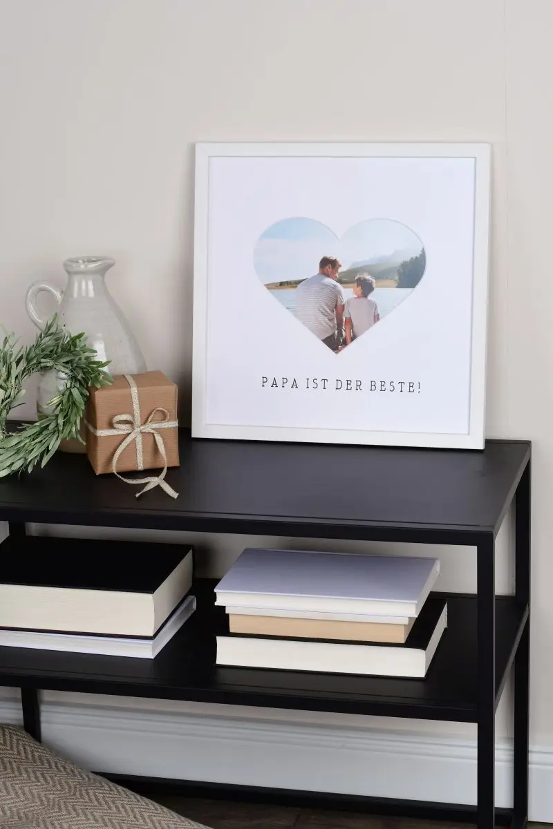 Marco de fotos 30x30 en blanco con recorte en forma de corazón para Papá en un ambiente de hogar