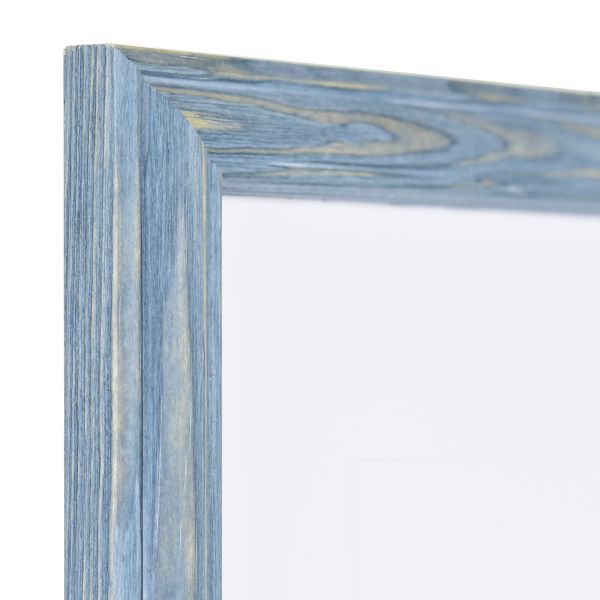 Vista de la esquina de un marco de madera gris, de color pastel, de estilo rústico, con una convexidad aplanada y un borde exterior elevado.